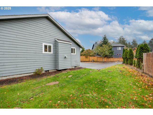 753 Sw KALMIA Ave, Warrenton, OR 97146