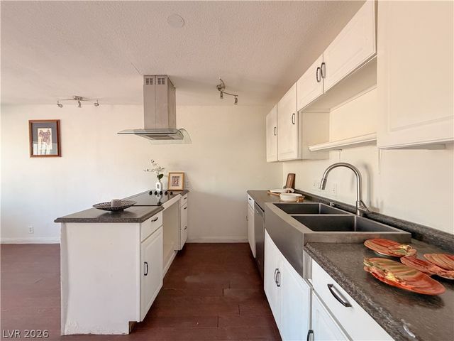 3712 Royal Crest Street 14, Las Vegas, NV 89119