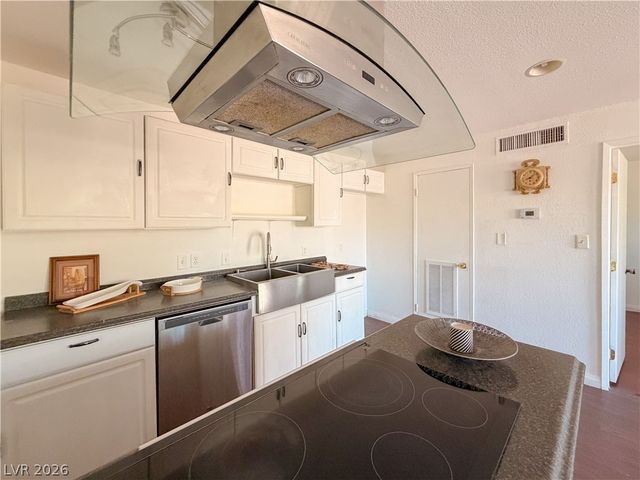 3712 Royal Crest Street 14, Las Vegas, NV 89119