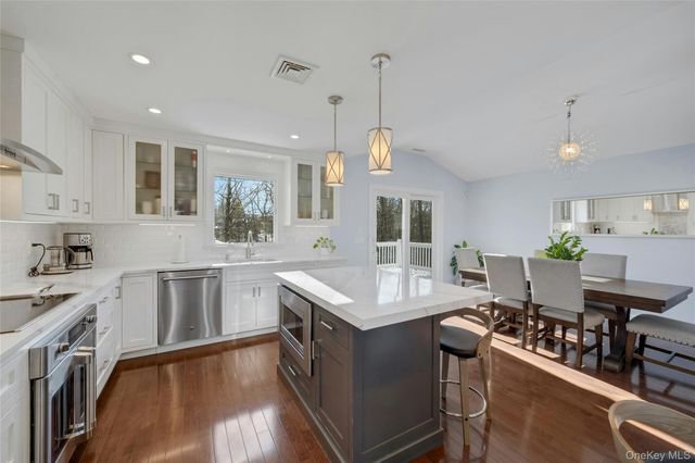 30 Highclere Lane, Valhalla, NY 10595