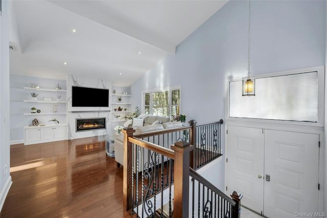 30 Highclere Lane, Valhalla, NY 10595