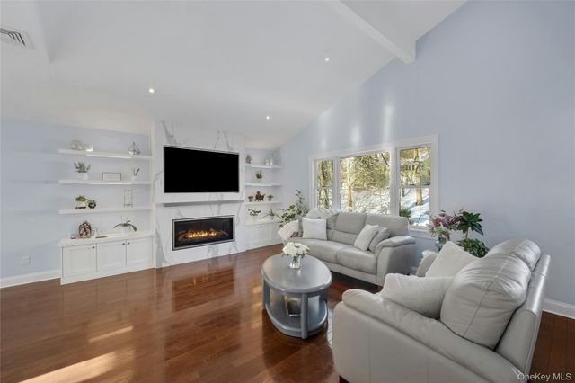 30 Highclere Lane, Valhalla, NY 10595