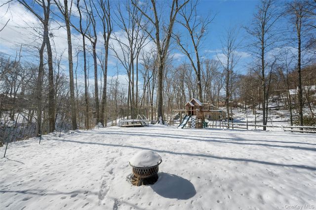 30 Highclere Lane, Valhalla, NY 10595