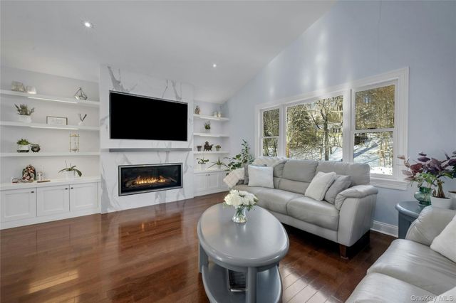 30 Highclere Lane, Valhalla, NY 10595