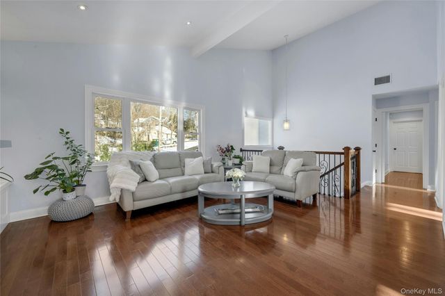 30 Highclere Lane, Valhalla, NY 10595