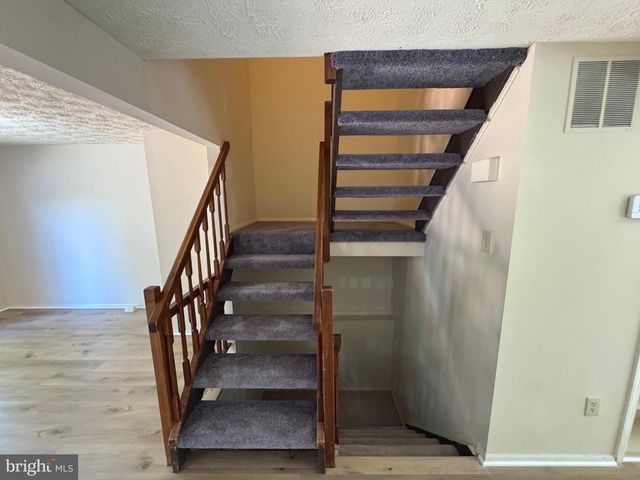 10303 GRANITE CREEK LN, Oakton, VA 22124