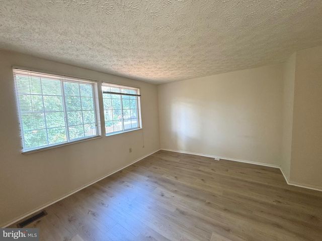 10303 GRANITE CREEK LN, Oakton, VA 22124