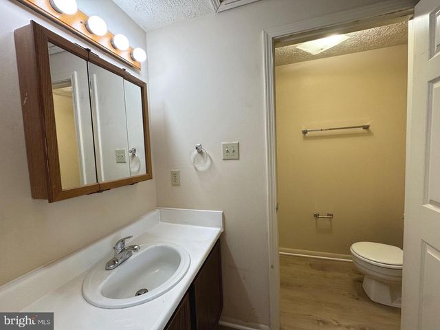 10303 GRANITE CREEK LN, Oakton, VA 22124