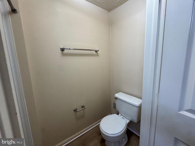 10303 GRANITE CREEK LN, Oakton, VA 22124