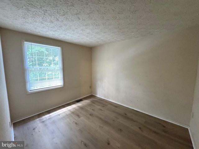 10303 GRANITE CREEK LN, Oakton, VA 22124