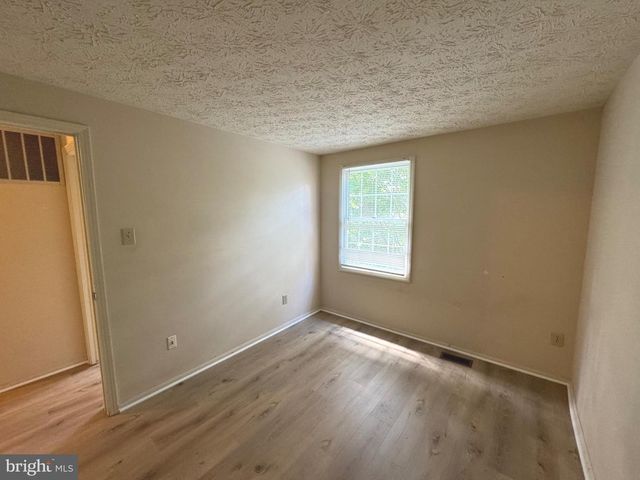 10303 GRANITE CREEK LN, Oakton, VA 22124