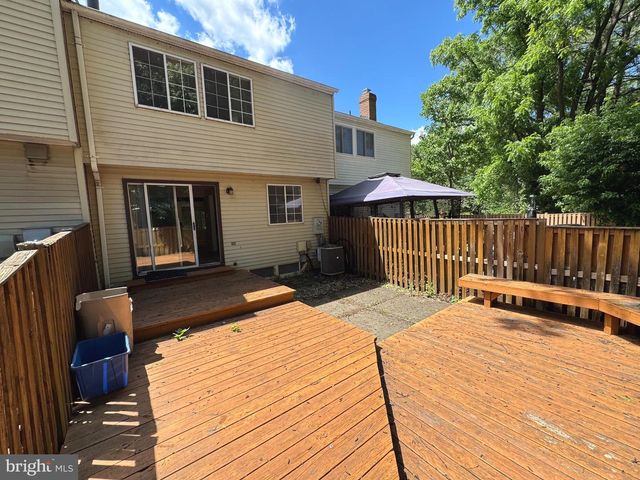 10303 GRANITE CREEK LN, Oakton, VA 22124