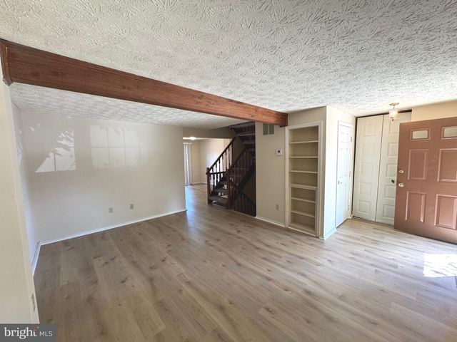 10303 GRANITE CREEK LN, Oakton, VA 22124