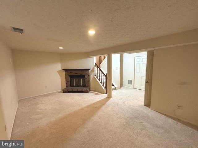 10303 GRANITE CREEK LN, Oakton, VA 22124