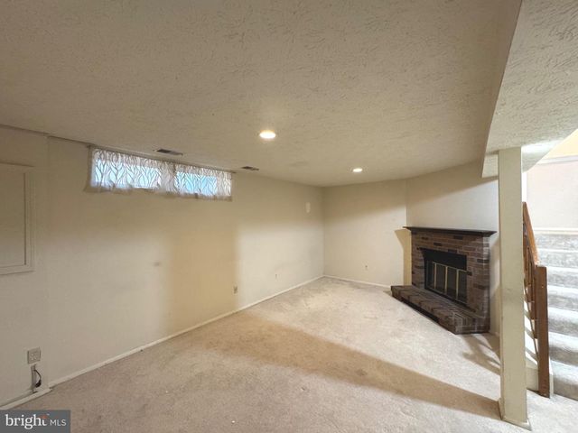10303 GRANITE CREEK LN, Oakton, VA 22124