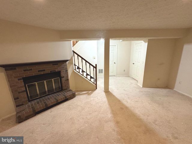 10303 GRANITE CREEK LN, Oakton, VA 22124