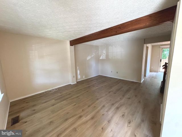 10303 GRANITE CREEK LN, Oakton, VA 22124