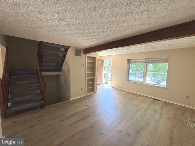 10303 GRANITE CREEK LN, Oakton, VA 22124