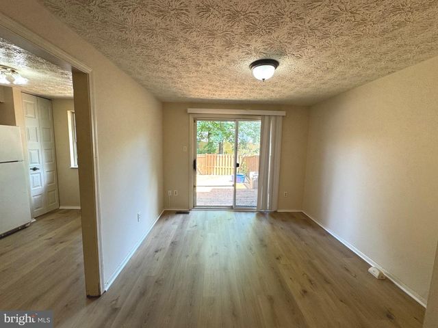 10303 GRANITE CREEK LN, Oakton, VA 22124