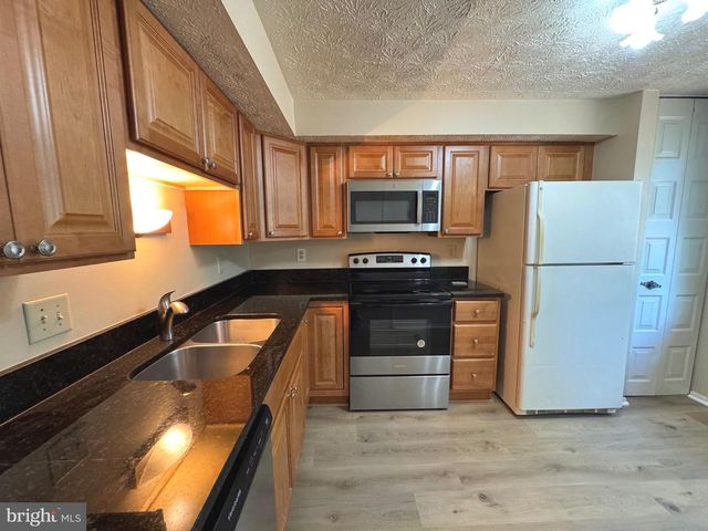 10303 GRANITE CREEK LN, Oakton, VA 22124