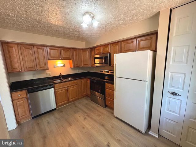 10303 GRANITE CREEK LN, Oakton, VA 22124
