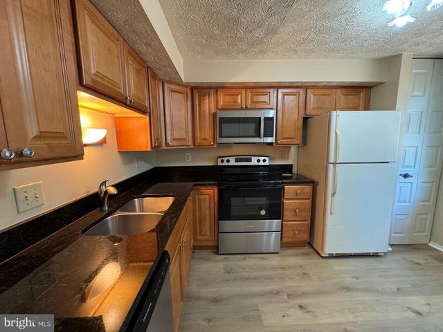 10303 GRANITE CREEK LN, Oakton, VA 22124