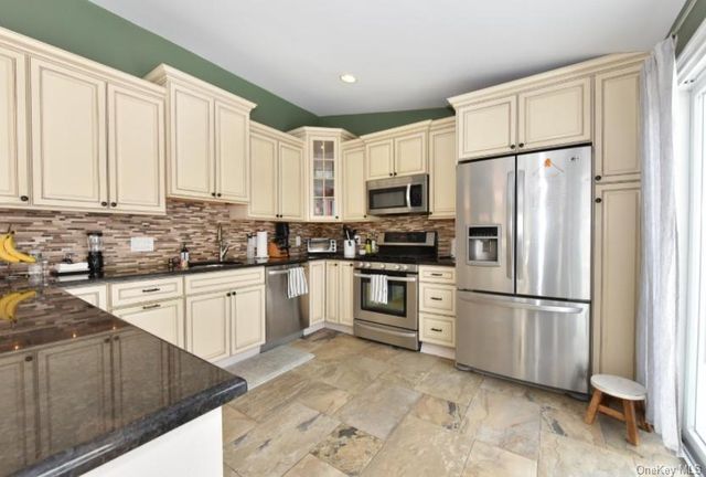 320 Roosevelt Avenue, Massapequa Park, NY 11762