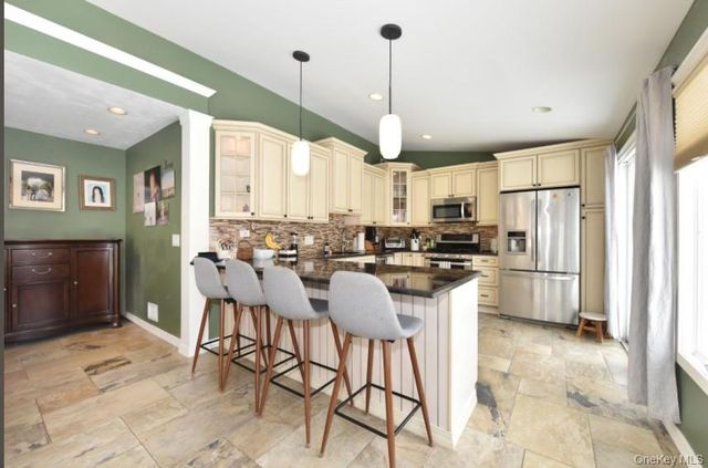 320 Roosevelt Avenue, Massapequa Park, NY 11762