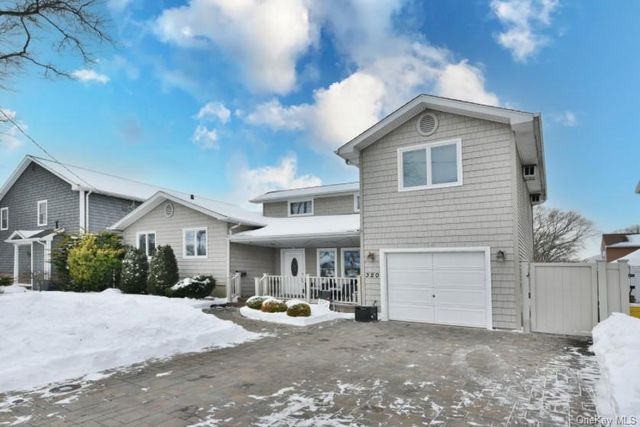 320 Roosevelt Avenue, Massapequa Park, NY 11762