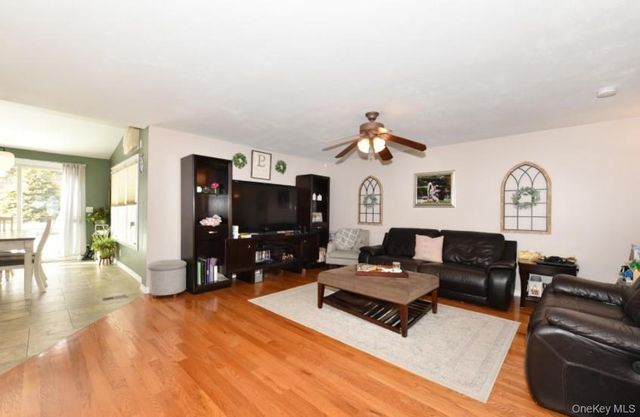 320 Roosevelt Avenue, Massapequa Park, NY 11762