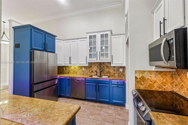 2731 S Parkview Dr, Hallandale Beach, FL 33009