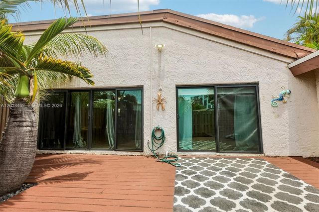2731 S Parkview Dr, Hallandale Beach, FL 33009