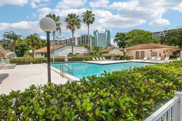 2731 S Parkview Dr, Hallandale Beach, FL 33009