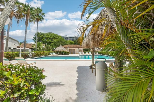 2731 S Parkview Dr, Hallandale Beach, FL 33009