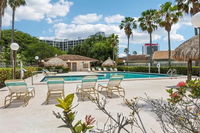 2731 S Parkview Dr, Hallandale Beach, FL 33009