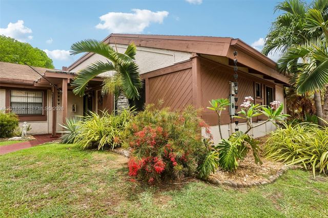 2731 S Parkview Dr, Hallandale Beach, FL 33009