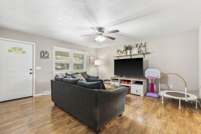 135 N Bonnie Avenue, Republic, MO 65738