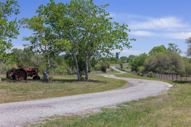 2345 Frank RD, La Grange, TX 78945