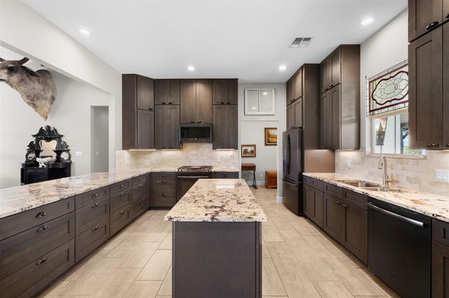 2345 Frank RD, La Grange, TX 78945