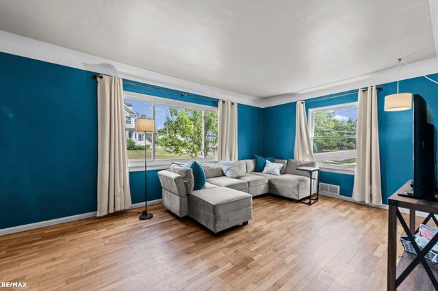 301 N East S Street, Fenton, MI 48430