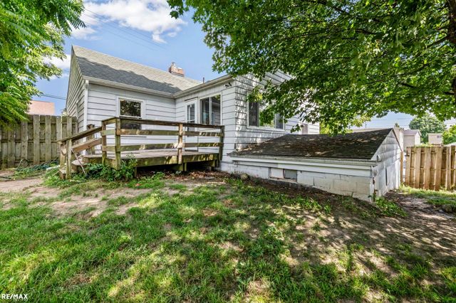 301 N East S Street, Fenton, MI 48430