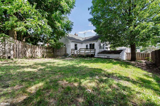 301 N East S Street, Fenton, MI 48430