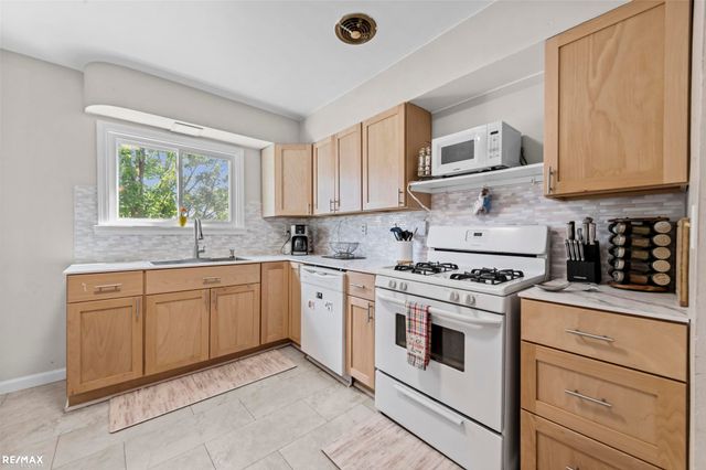301 N East S Street, Fenton, MI 48430