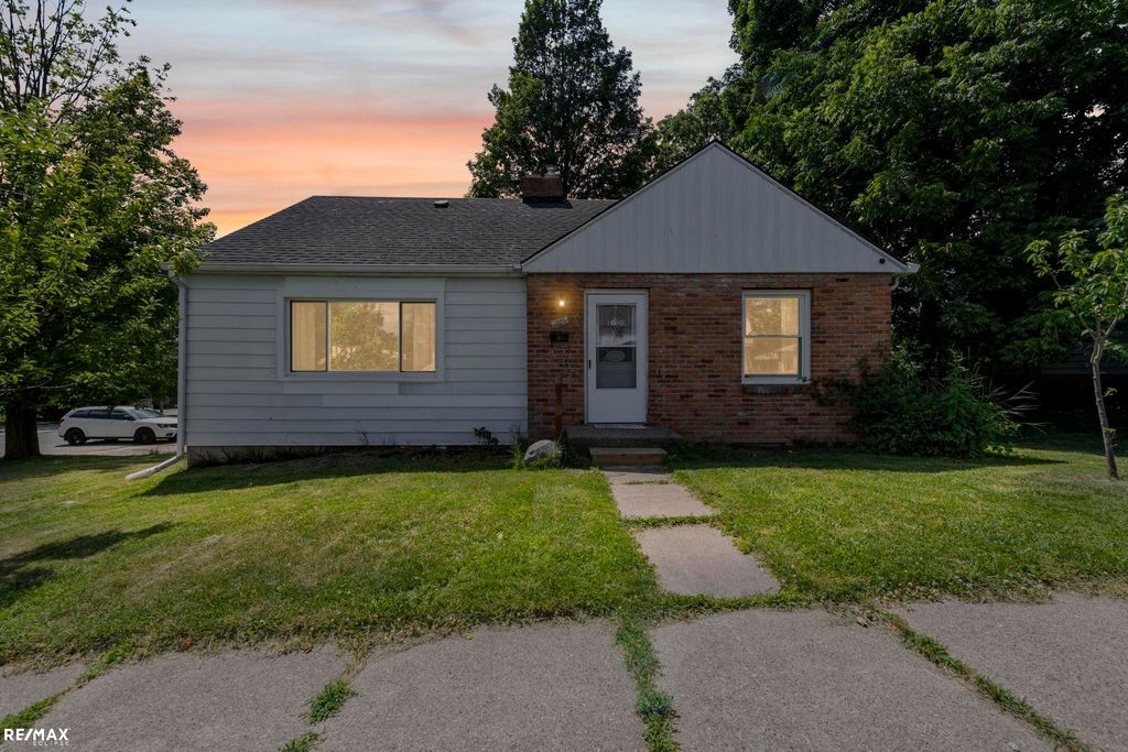 301 N East S Street, Fenton, MI 48430