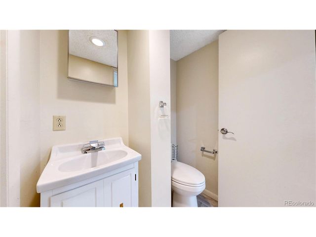 153 S Vance Ct, Lakewood, CO 80226