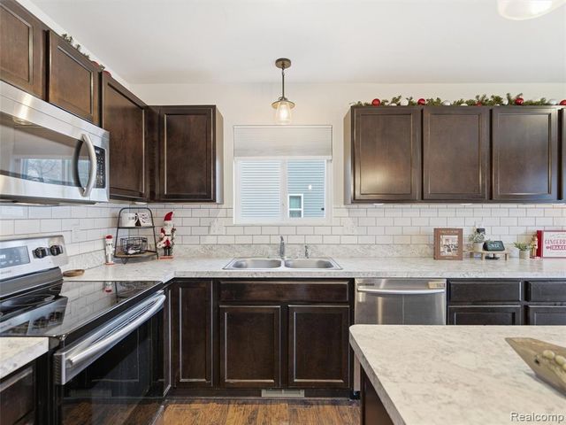 250 Fountain Park Drive, Waterford, MI 48327