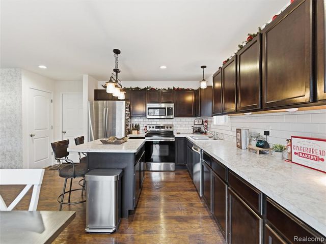 250 Fountain Park Drive, Waterford, MI 48327