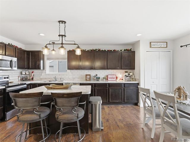 250 Fountain Park Drive, Waterford, MI 48327