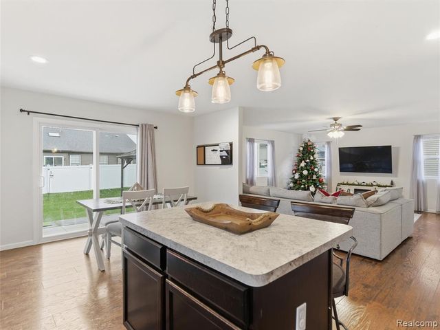 250 Fountain Park Drive, Waterford, MI 48327