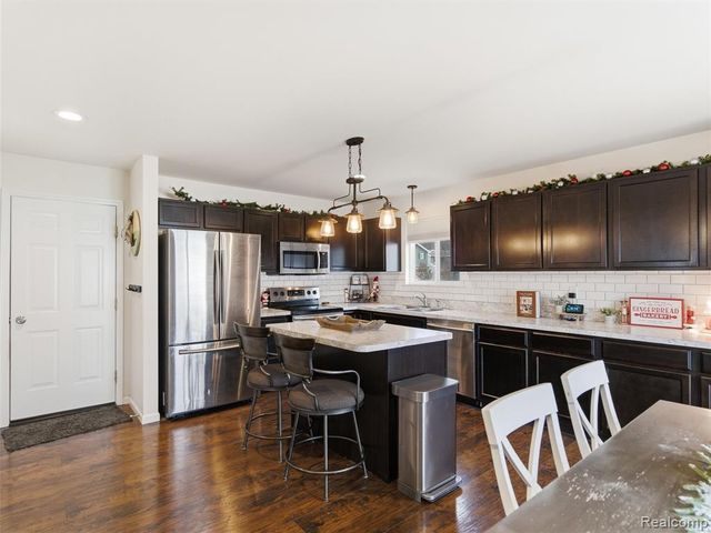 250 Fountain Park Drive, Waterford, MI 48327